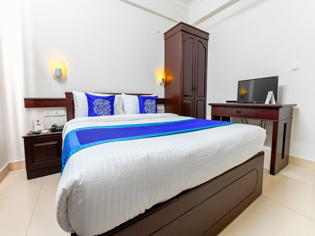 Oyo 11309 Hotel Green Land Residency Kochi Bagian luar foto